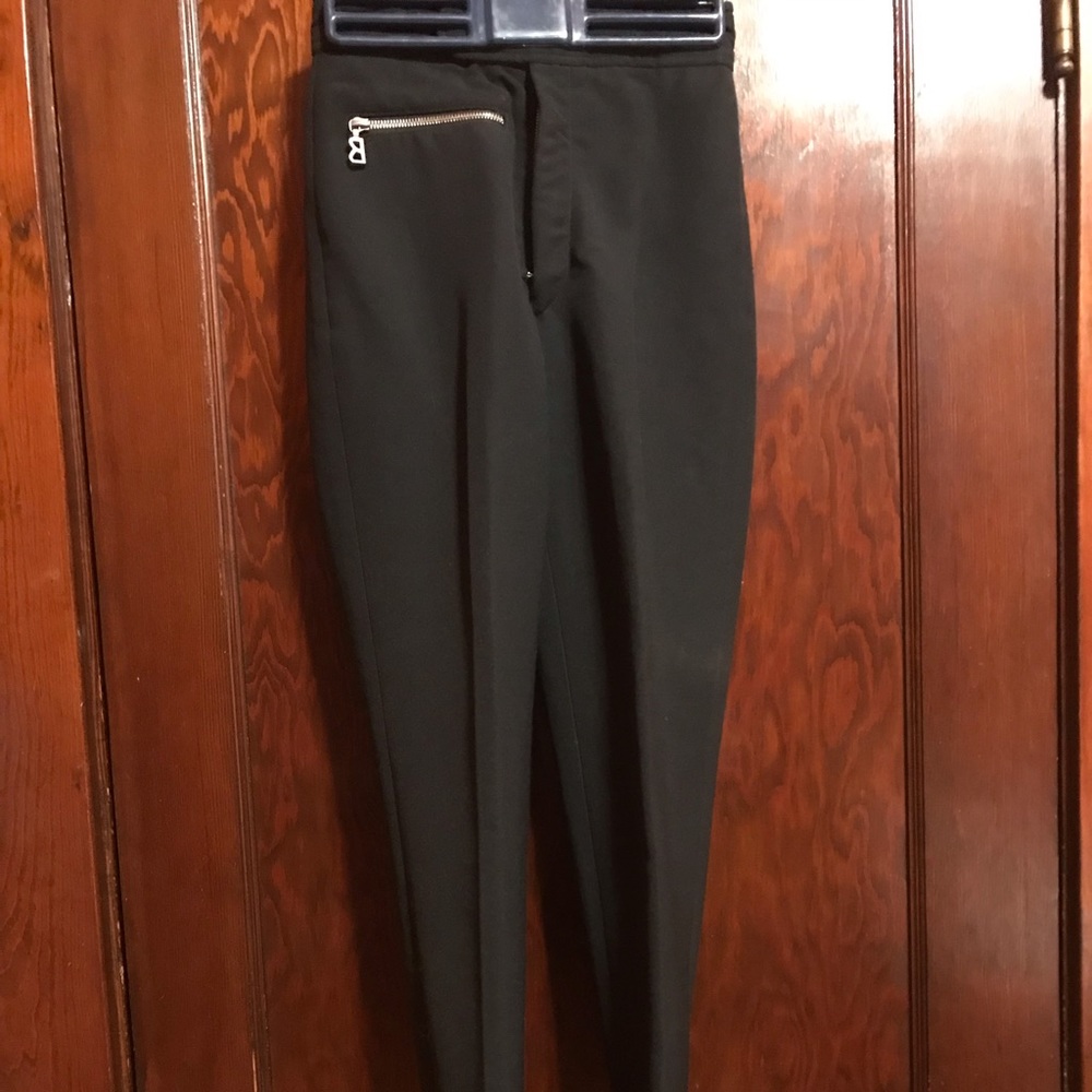Fitted stirrup ski pants.